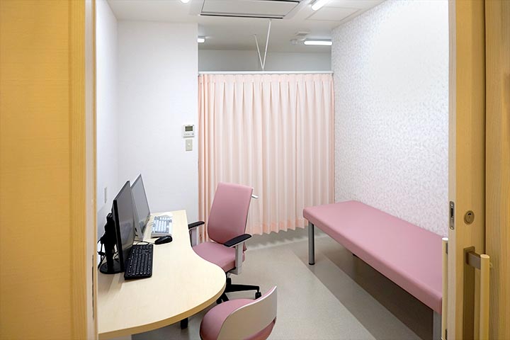 診察室1はピンクを基調としたお部屋です