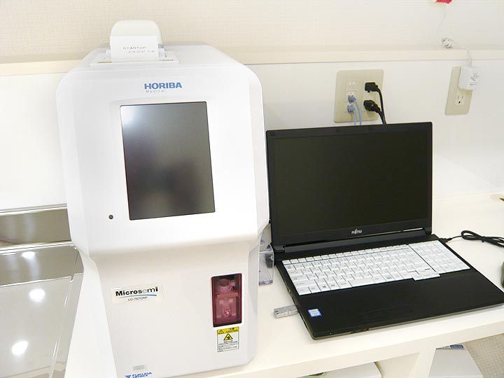 自動血球計数CRP測定装置とモニター用PC